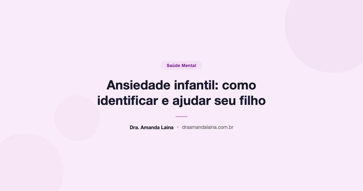 Criança pensativa olhando pela janela