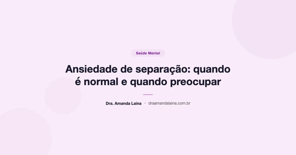Criança se despedindo da mãe na porta da escola