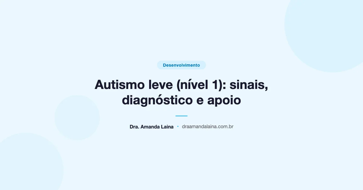 Criança concentrada montando um quebra-cabeça