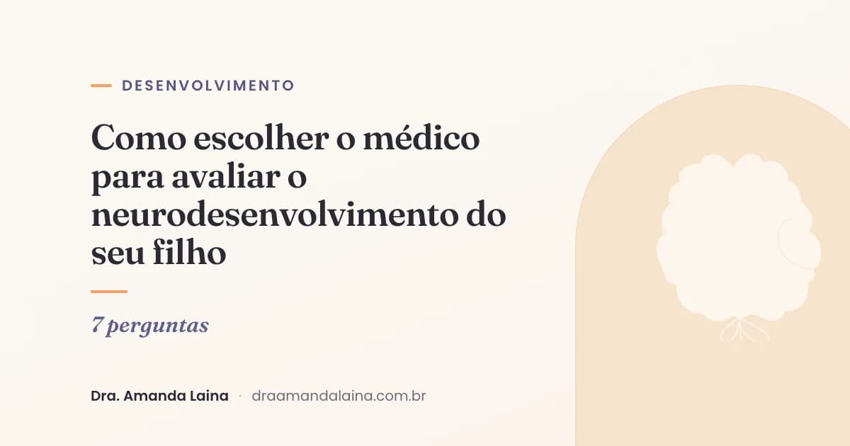 Mãe observando atentamente o filho enquanto brinca, em um ambiente acolhedor