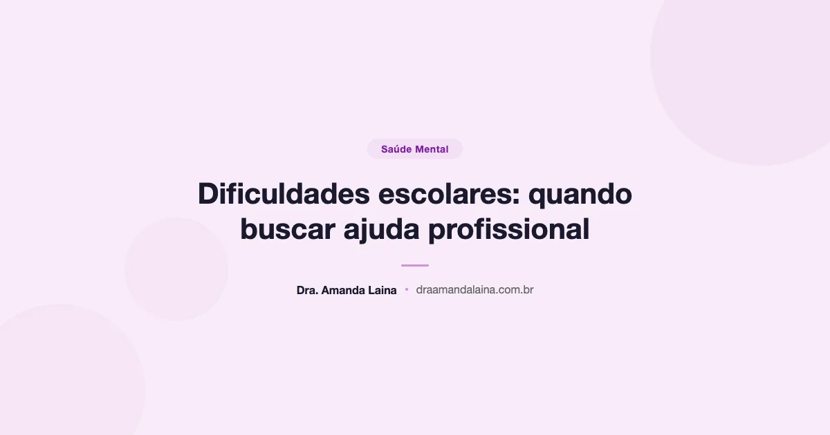 Criança com expressão frustrada diante dos livros