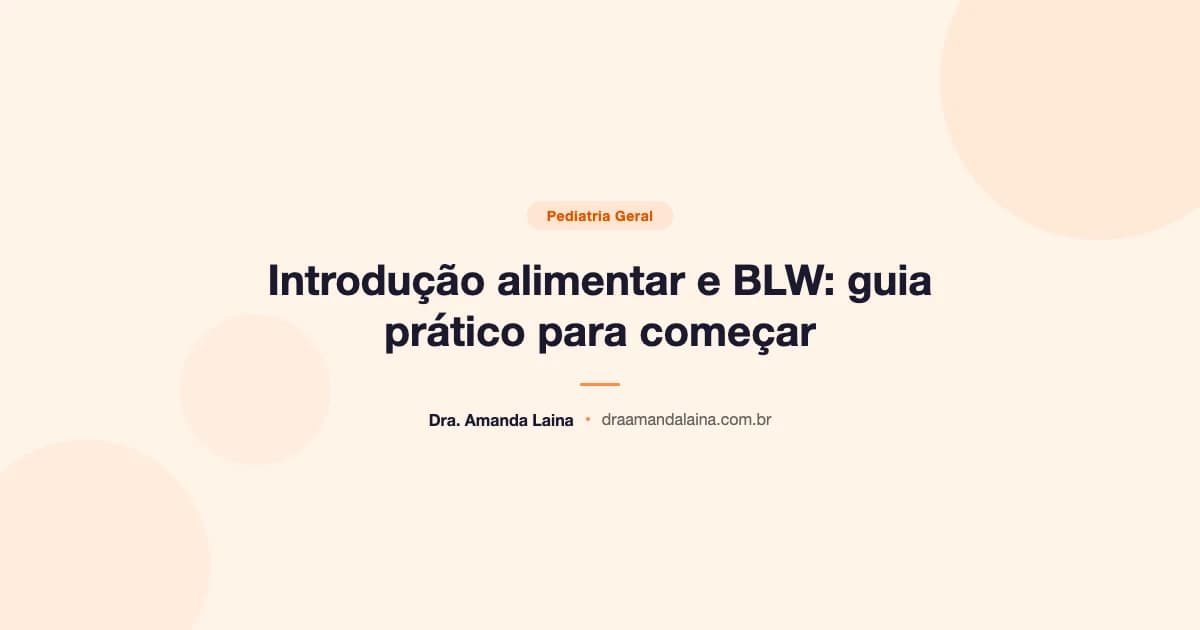 Bebê explorando alimentos sólidos na cadeirinha