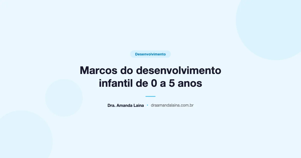 Bebê dando os primeiros passos com apoio dos pais