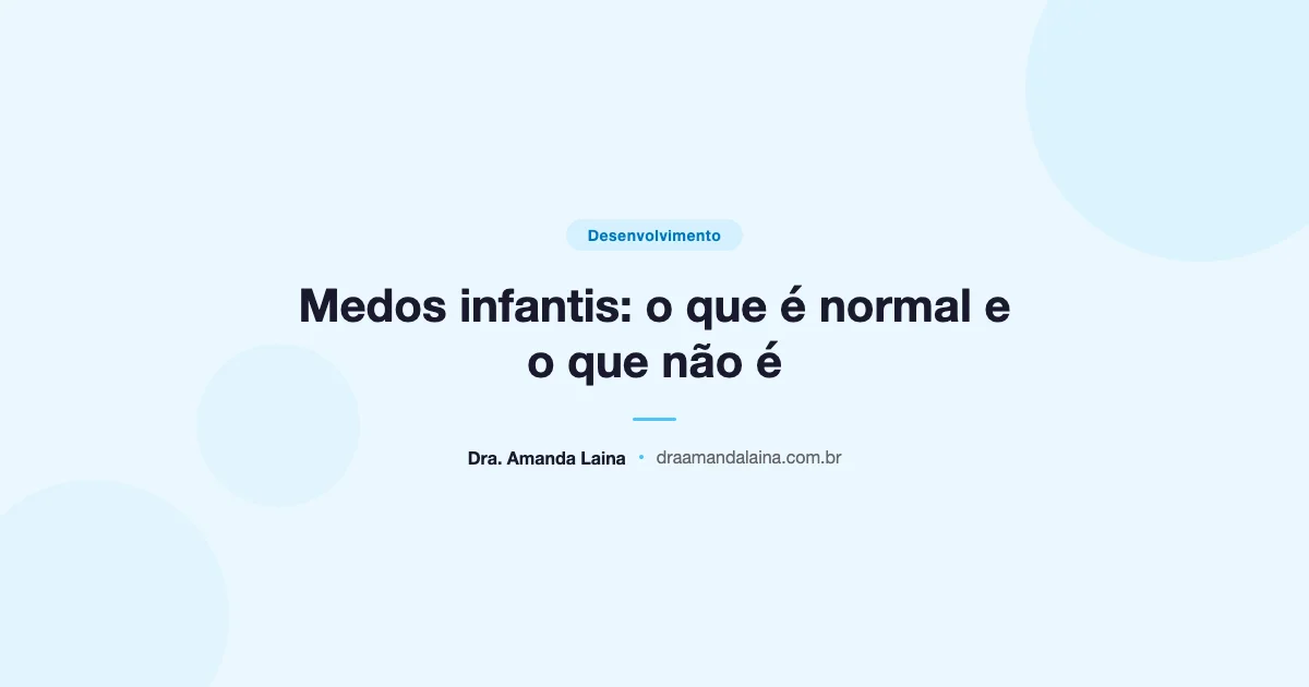 Criança abraçando um bichinho de pelúcia