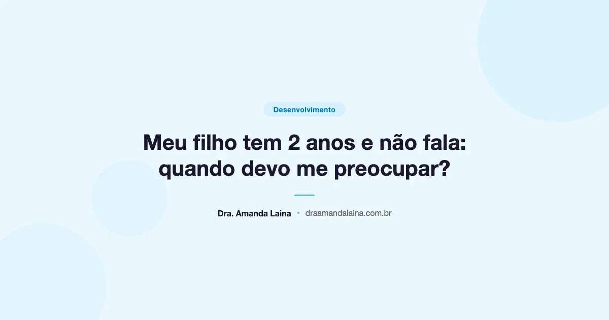 Criança de 2 anos brincando com brinquedos coloridos