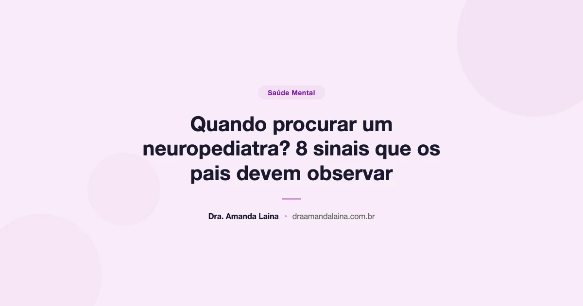 Pediatra examinando criança com carinho