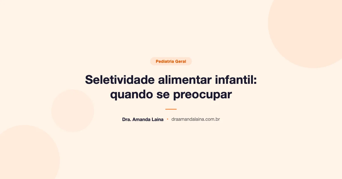 Criança observando um prato colorido de comida
