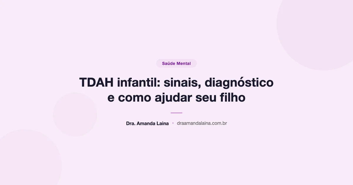 Criança concentrada brincando com peças coloridas