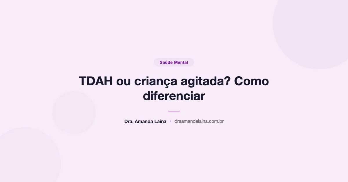 Criança brincando animadamente em um parque