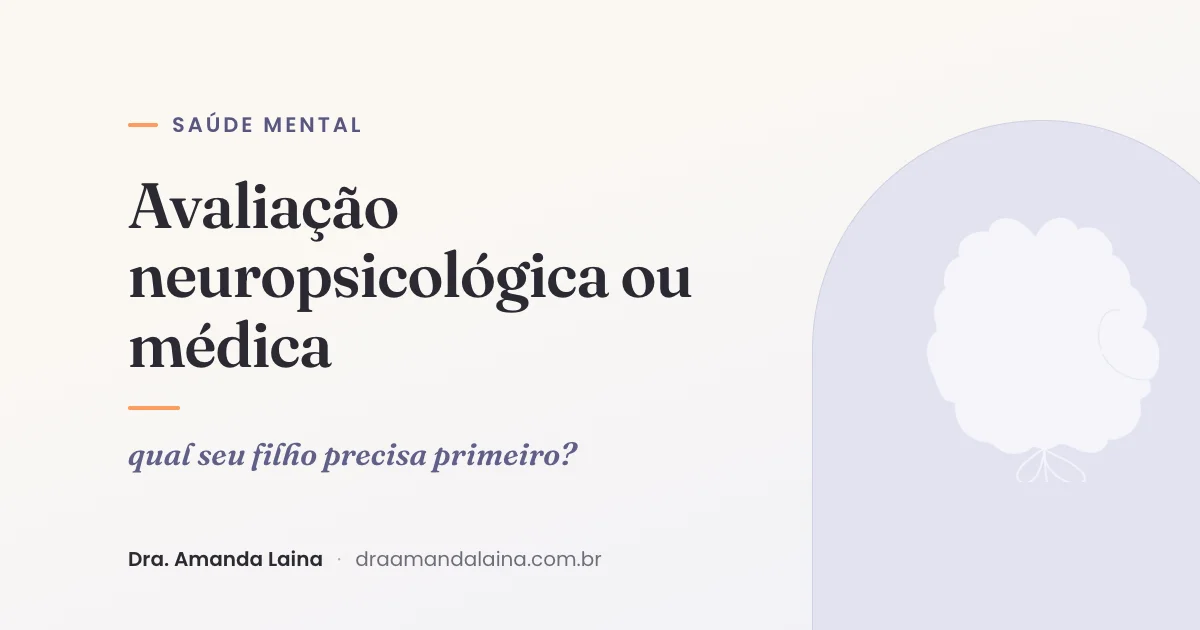 Mãe observando o filho com atenção e cuidado em casa