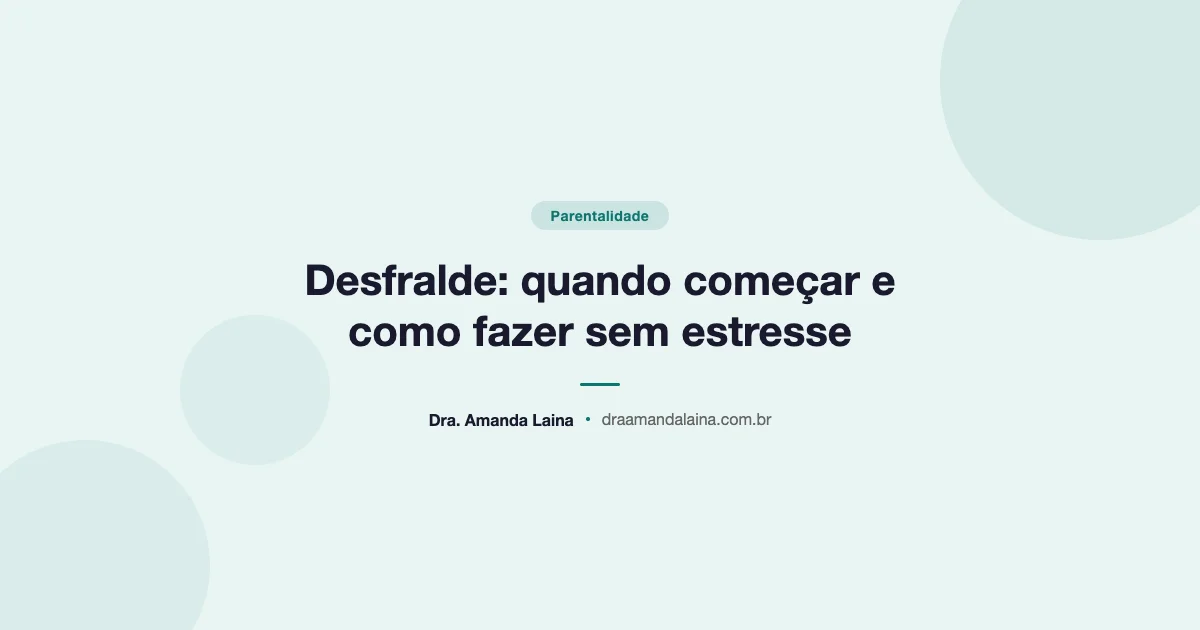 Criança sentada no troninho com expressão orgulhosa