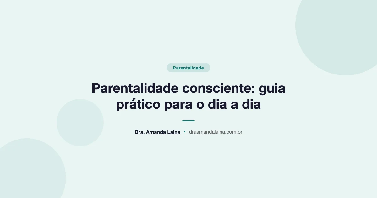 Mãe e filho conversando no sofá com carinho