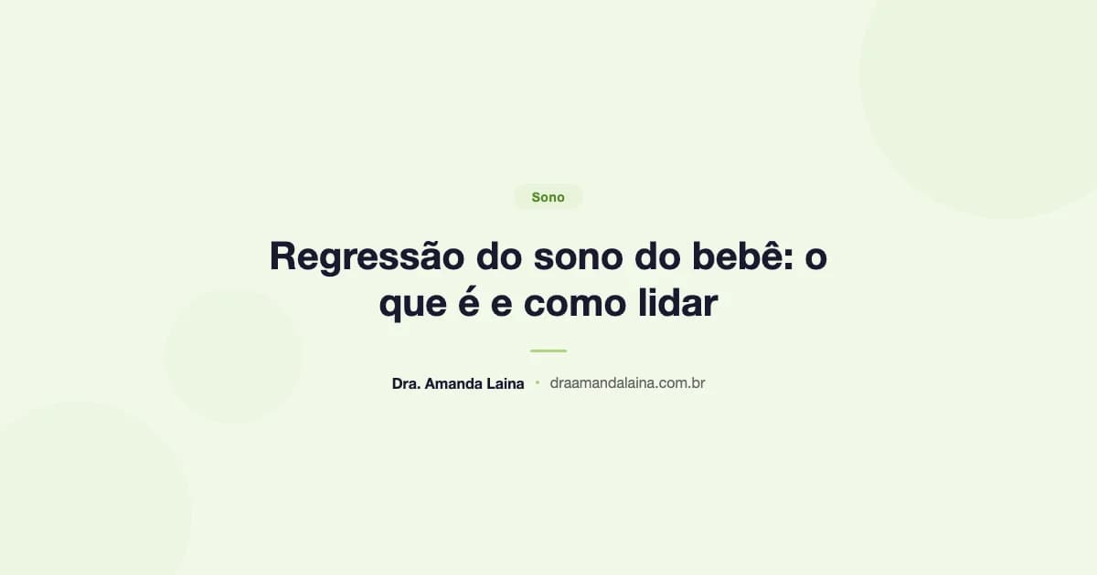 Bebê acordado no berço durante a noite