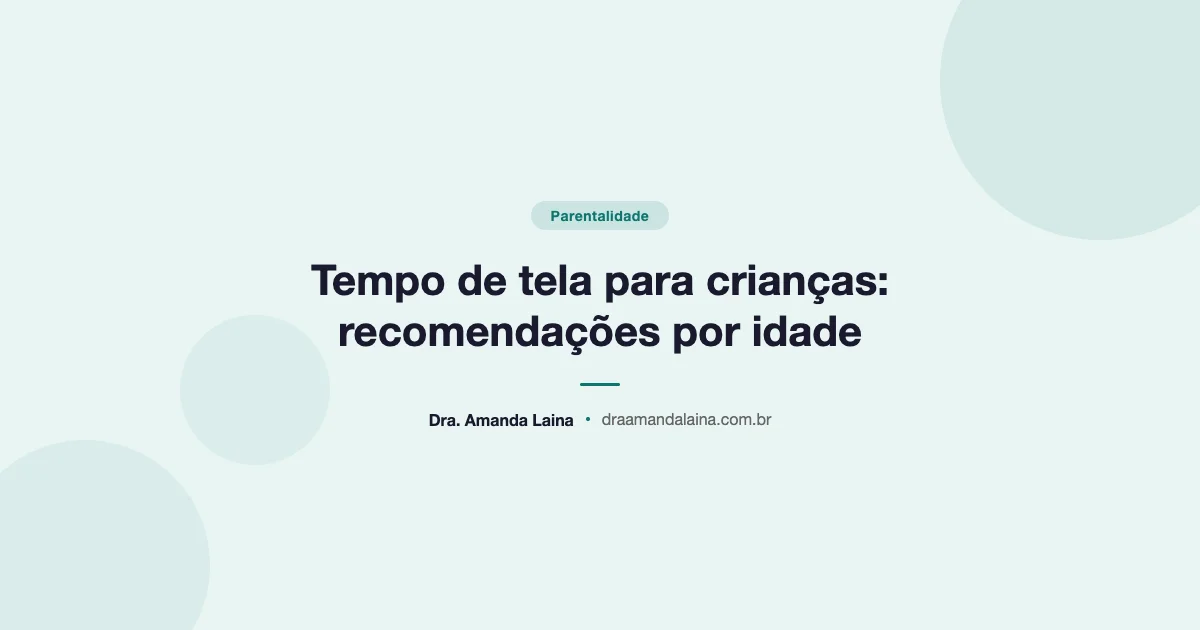 Criança brincando ao ar livre com brinquedos educativos